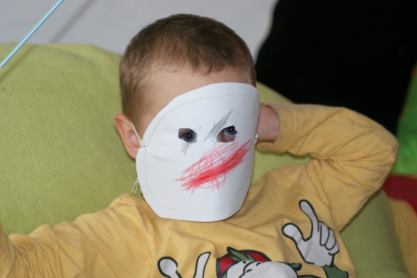 Tobík si sám namaloval masku tučňáka