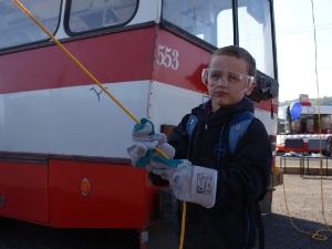 Tobík nahazuje spadlé tykadlo