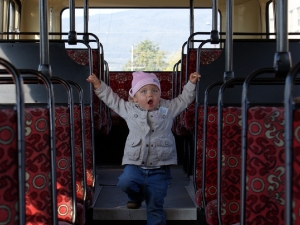 Ameka prolézá starý trolejbus
