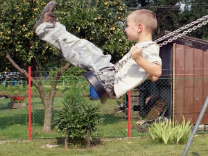 Tobík se houpe sám čím dál lépe