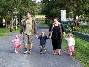 Malé děti na procházce s babičkou a dědečkem