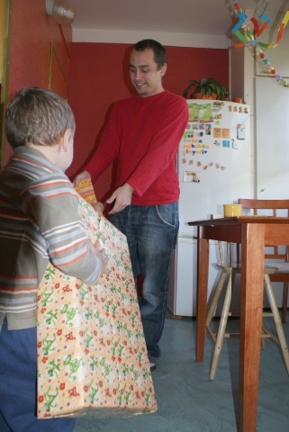 Amelka předává dar a Tobík nese svůj dar