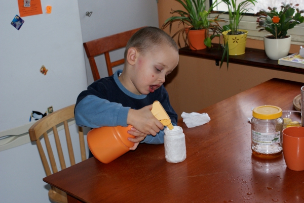 Tobík lepí papír na sklínku