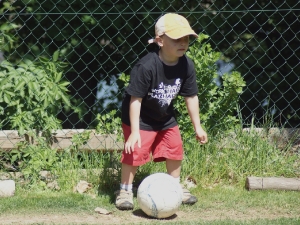 Fotbalista (přemýšlím, proč ten bránící postoj, když je míč před ním)