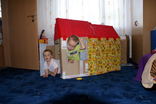 Tobík s trpitelským výrazem (přilepil se ke střeše), Amelka šťastna