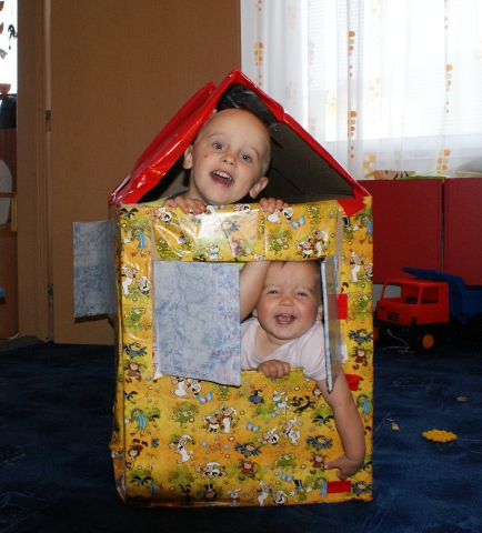 Dětičky koukají z domečku