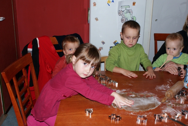 Kayli dělá, že vykrajuje, leč pouze pózuje
