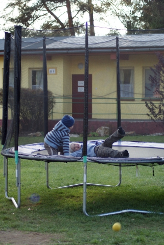 Tobík s Markem na trampolíně