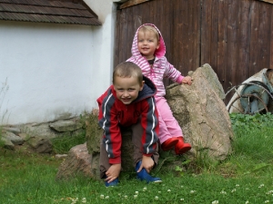 Amelka s Tobíkem na kameni