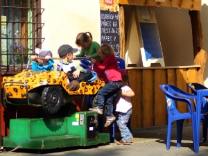 Děti lezou na auto - všechny najednou