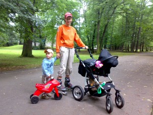 Tobík na motorce, maminka s tatínkem na bruslích, Amel v autosedačce