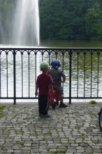 Mareček s Tobíkem vodotrysk obdivující