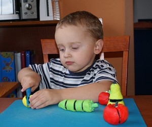 Tobík krájící