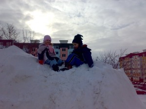 S Kayli na hromadě sněhu