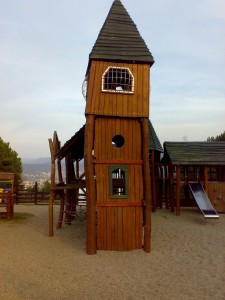 Dřevěná věž v zoo