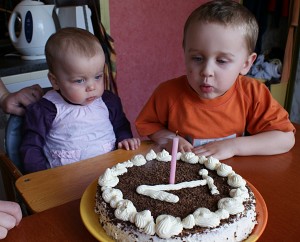 S Tobíkem foukají svíčku