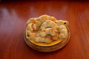 Rohlíky obyčejné, sýrové, s párkem a housky se slaninou (to jsem někde okoukala, copánky ze dvou provazů a jednoho plátku slaniny)